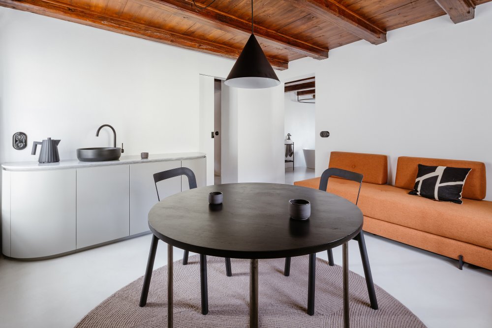 Na břehu Vltavy v Českém Krumlově vznikl penzion, který se nesnaží ohromit prvoplánovým luxusem ani turistickým kýčem. Clementine House prošel rekonstrukcí za 25 milionů korun a proměnil staré hospodářské stavení v klidný dům pro hosty, kde hlavní roli hrají umění, poctivé materiály, výhledy na řeku a atmosféra zpomalení.