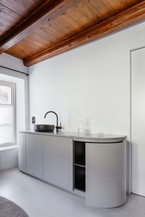 Na břehu Vltavy v Českém Krumlově vznikl penzion, který se nesnaží ohromit prvoplánovým luxusem ani turistickým kýčem. Clementine House prošel rekonstrukcí za 25 milionů korun a proměnil staré hospodářské stavení v klidný dům pro hosty, kde hlavní roli hrají umění, poctivé materiály, výhledy na řeku a atmosféra zpomalení.
