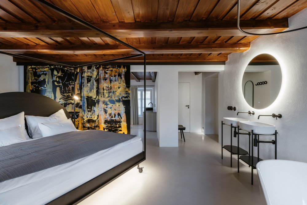Na břehu Vltavy v Českém Krumlově vznikl penzion, který se nesnaží ohromit prvoplánovým luxusem ani turistickým kýčem. Clementine House prošel rekonstrukcí za 25 milionů korun a proměnil staré hospodářské stavení v klidný dům pro hosty, kde hlavní roli hrají umění, poctivé materiály, výhledy na řeku a atmosféra zpomalení.