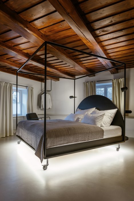 Na břehu Vltavy v Českém Krumlově vznikl penzion, který se nesnaží ohromit prvoplánovým luxusem ani turistickým kýčem. Clementine House prošel rekonstrukcí za 25 milionů korun a proměnil staré hospodářské stavení v klidný dům pro hosty, kde hlavní roli hrají umění, poctivé materiály, výhledy na řeku a atmosféra zpomalení.