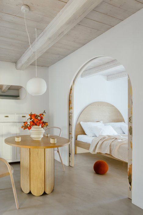 Na břehu Vltavy v Českém Krumlově vznikl penzion, který se nesnaží ohromit prvoplánovým luxusem ani turistickým kýčem. Clementine House prošel rekonstrukcí za 25 milionů korun a proměnil staré hospodářské stavení v klidný dům pro hosty, kde hlavní roli hrají umění, poctivé materiály, výhledy na řeku a atmosféra zpomalení.