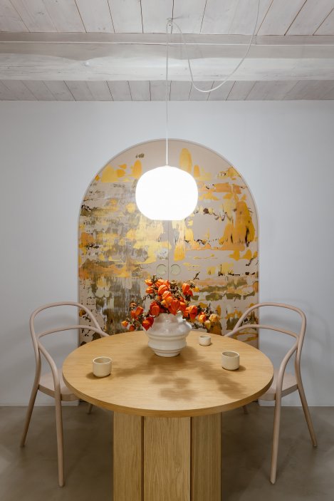 Na břehu Vltavy v Českém Krumlově vznikl penzion, který se nesnaží ohromit prvoplánovým luxusem ani turistickým kýčem. Clementine House prošel rekonstrukcí za 25 milionů korun a proměnil staré hospodářské stavení v klidný dům pro hosty, kde hlavní roli hrají umění, poctivé materiály, výhledy na řeku a atmosféra zpomalení.