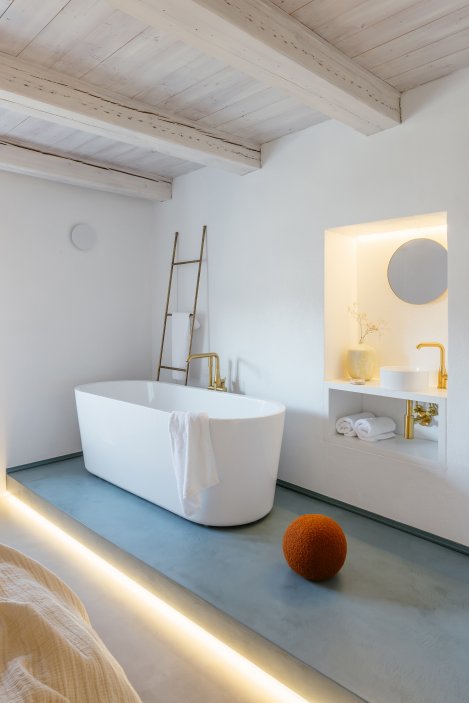 Na břehu Vltavy v Českém Krumlově vznikl penzion, který se nesnaží ohromit prvoplánovým luxusem ani turistickým kýčem. Clementine House prošel rekonstrukcí za 25 milionů korun a proměnil staré hospodářské stavení v klidný dům pro hosty, kde hlavní roli hrají umění, poctivé materiály, výhledy na řeku a atmosféra zpomalení.