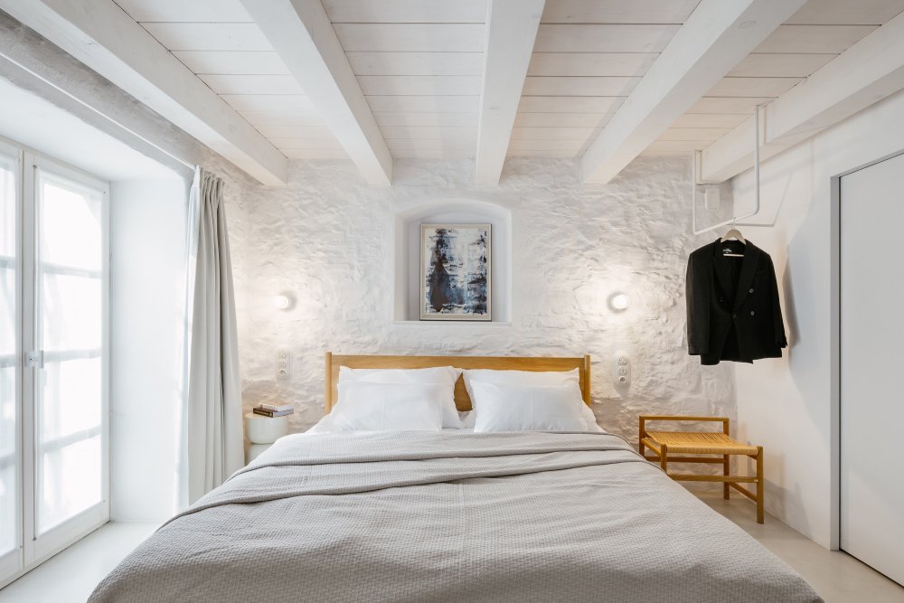 Na břehu Vltavy v Českém Krumlově vznikl penzion, který se nesnaží ohromit prvoplánovým luxusem ani turistickým kýčem. Clementine House prošel rekonstrukcí za 25 milionů korun a proměnil staré hospodářské stavení v klidný dům pro hosty, kde hlavní roli hrají umění, poctivé materiály, výhledy na řeku a atmosféra zpomalení.