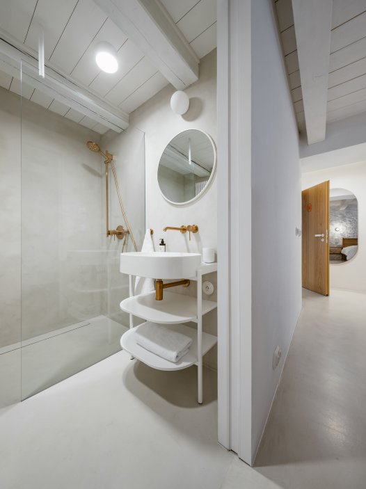 Na břehu Vltavy v Českém Krumlově vznikl penzion, který se nesnaží ohromit prvoplánovým luxusem ani turistickým kýčem. Clementine House prošel rekonstrukcí za 25 milionů korun a proměnil staré hospodářské stavení v klidný dům pro hosty, kde hlavní roli hrají umění, poctivé materiály, výhledy na řeku a atmosféra zpomalení.