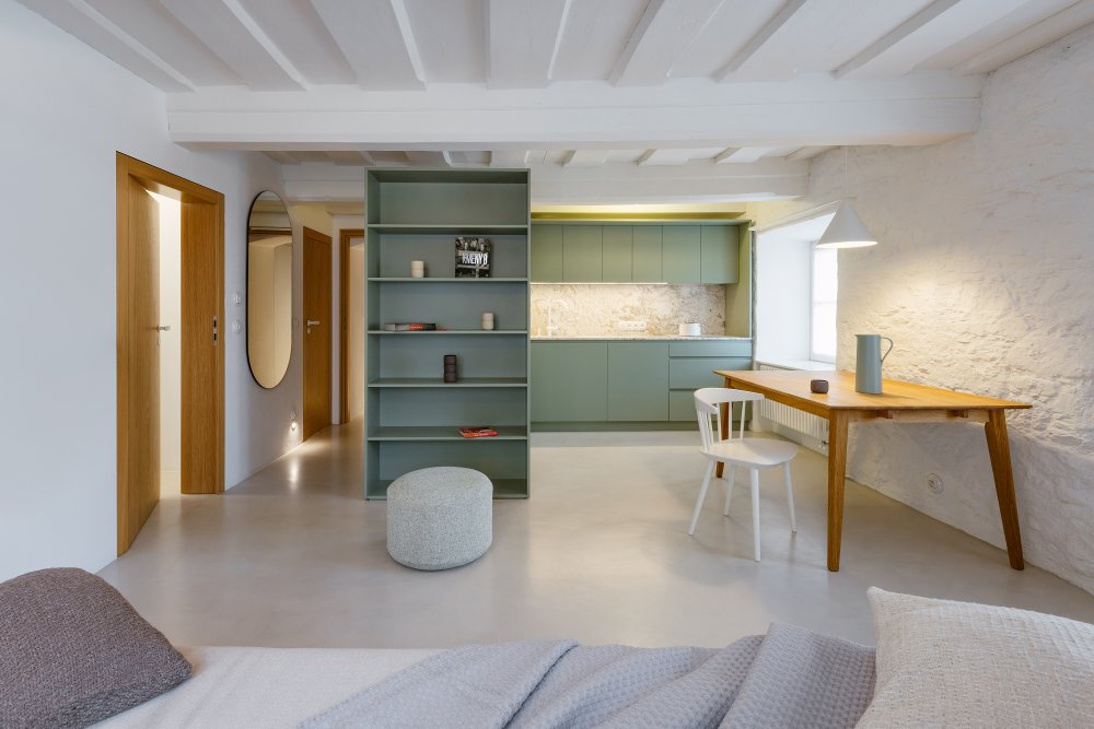 Na břehu Vltavy v Českém Krumlově vznikl penzion, který se nesnaží ohromit prvoplánovým luxusem ani turistickým kýčem. Clementine House prošel rekonstrukcí za 25 milionů korun a proměnil staré hospodářské stavení v klidný dům pro hosty, kde hlavní roli hrají umění, poctivé materiály, výhledy na řeku a atmosféra zpomalení.