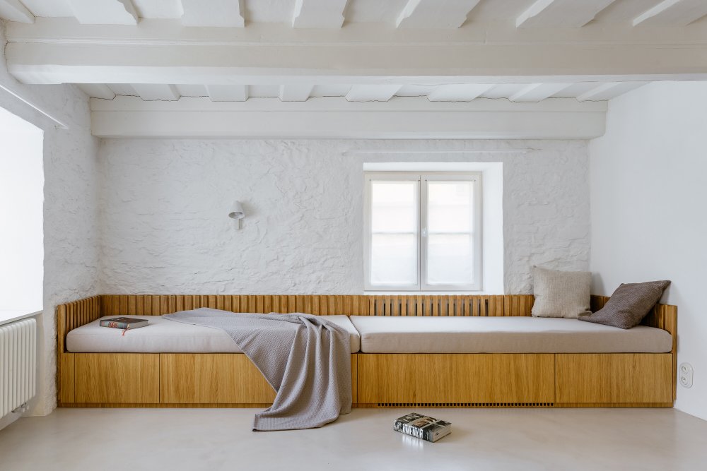 Na břehu Vltavy v Českém Krumlově vznikl penzion, který se nesnaží ohromit prvoplánovým luxusem ani turistickým kýčem. Clementine House prošel rekonstrukcí za 25 milionů korun a proměnil staré hospodářské stavení v klidný dům pro hosty, kde hlavní roli hrají umění, poctivé materiály, výhledy na řeku a atmosféra zpomalení.