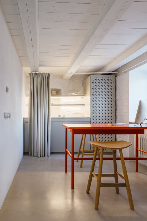 Na břehu Vltavy v Českém Krumlově vznikl penzion, který se nesnaží ohromit prvoplánovým luxusem ani turistickým kýčem. Clementine House prošel rekonstrukcí za 25 milionů korun a proměnil staré hospodářské stavení v klidný dům pro hosty, kde hlavní roli hrají umění, poctivé materiály, výhledy na řeku a atmosféra zpomalení.