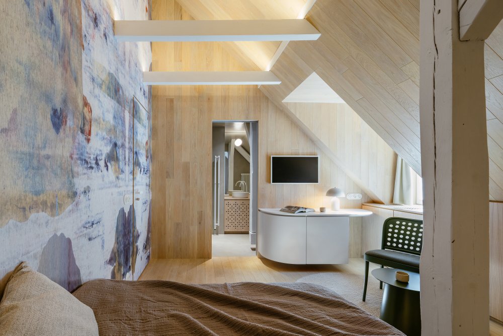 Na břehu Vltavy v Českém Krumlově vznikl penzion, který se nesnaží ohromit prvoplánovým luxusem ani turistickým kýčem. Clementine House prošel rekonstrukcí za 25 milionů korun a proměnil staré hospodářské stavení v klidný dům pro hosty, kde hlavní roli hrají umění, poctivé materiály, výhledy na řeku a atmosféra zpomalení.