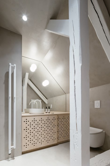Na břehu Vltavy v Českém Krumlově vznikl penzion, který se nesnaží ohromit prvoplánovým luxusem ani turistickým kýčem. Clementine House prošel rekonstrukcí za 25 milionů korun a proměnil staré hospodářské stavení v klidný dům pro hosty, kde hlavní roli hrají umění, poctivé materiály, výhledy na řeku a atmosféra zpomalení.