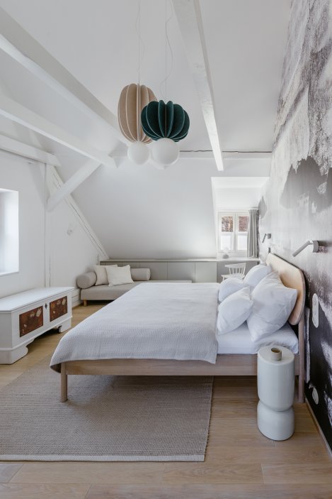 Na břehu Vltavy v Českém Krumlově vznikl penzion, který se nesnaží ohromit prvoplánovým luxusem ani turistickým kýčem. Clementine House prošel rekonstrukcí za 25 milionů korun a proměnil staré hospodářské stavení v klidný dům pro hosty, kde hlavní roli hrají umění, poctivé materiály, výhledy na řeku a atmosféra zpomalení.