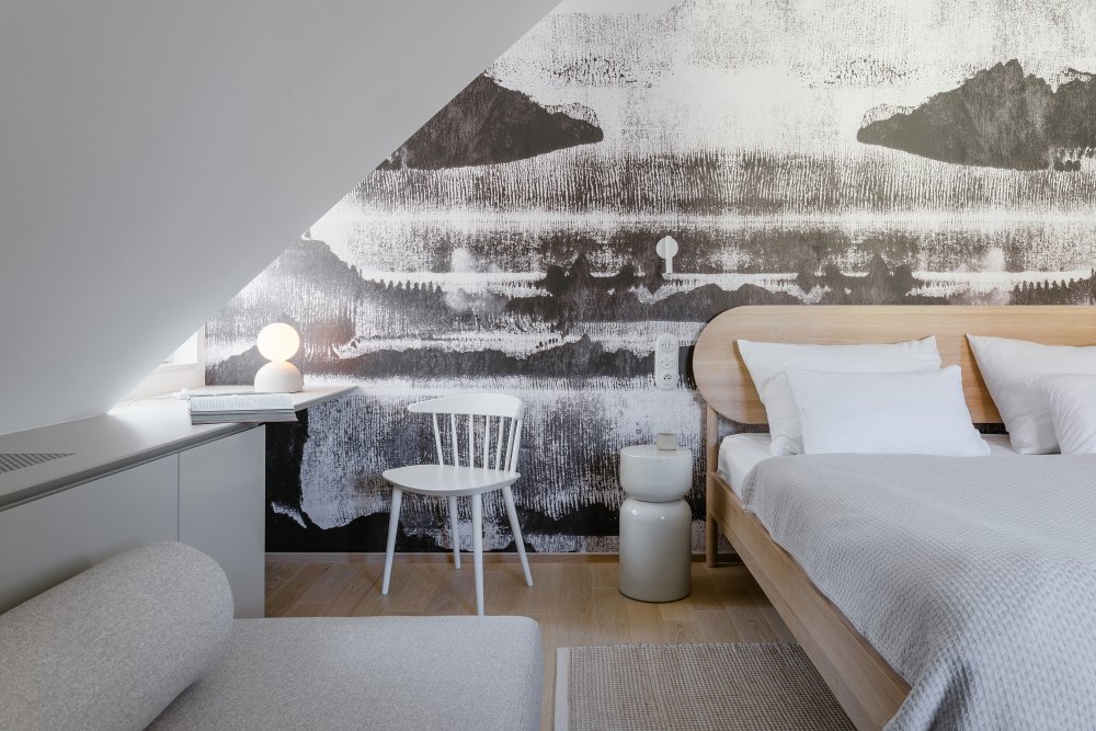 Na břehu Vltavy v Českém Krumlově vznikl penzion, který se nesnaží ohromit prvoplánovým luxusem ani turistickým kýčem. Clementine House prošel rekonstrukcí za 25 milionů korun a proměnil staré hospodářské stavení v klidný dům pro hosty, kde hlavní roli hrají umění, poctivé materiály, výhledy na řeku a atmosféra zpomalení.