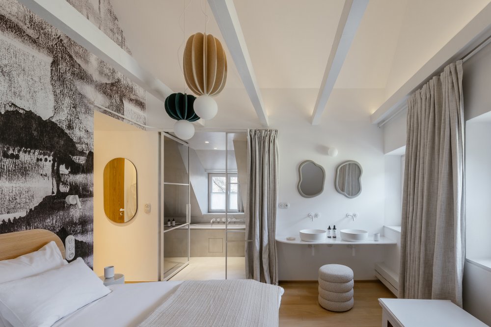 Na břehu Vltavy v Českém Krumlově vznikl penzion, který se nesnaží ohromit prvoplánovým luxusem ani turistickým kýčem. Clementine House prošel rekonstrukcí za 25 milionů korun a proměnil staré hospodářské stavení v klidný dům pro hosty, kde hlavní roli hrají umění, poctivé materiály, výhledy na řeku a atmosféra zpomalení.