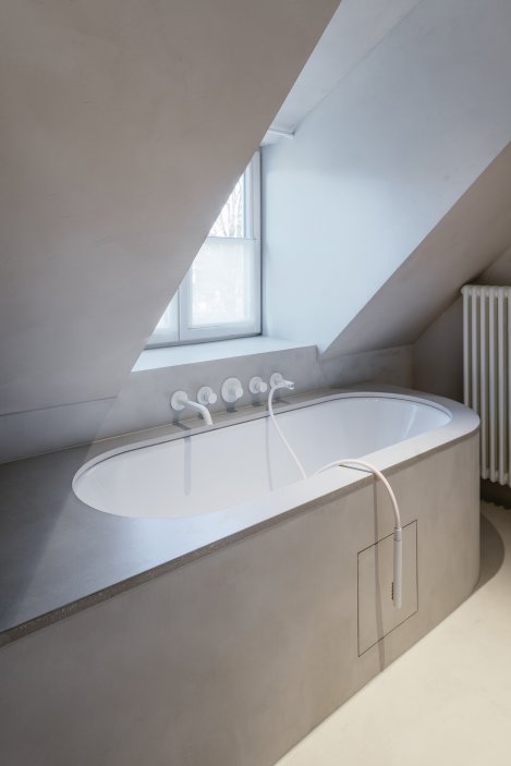 Na břehu Vltavy v Českém Krumlově vznikl penzion, který se nesnaží ohromit prvoplánovým luxusem ani turistickým kýčem. Clementine House prošel rekonstrukcí za 25 milionů korun a proměnil staré hospodářské stavení v klidný dům pro hosty, kde hlavní roli hrají umění, poctivé materiály, výhledy na řeku a atmosféra zpomalení.