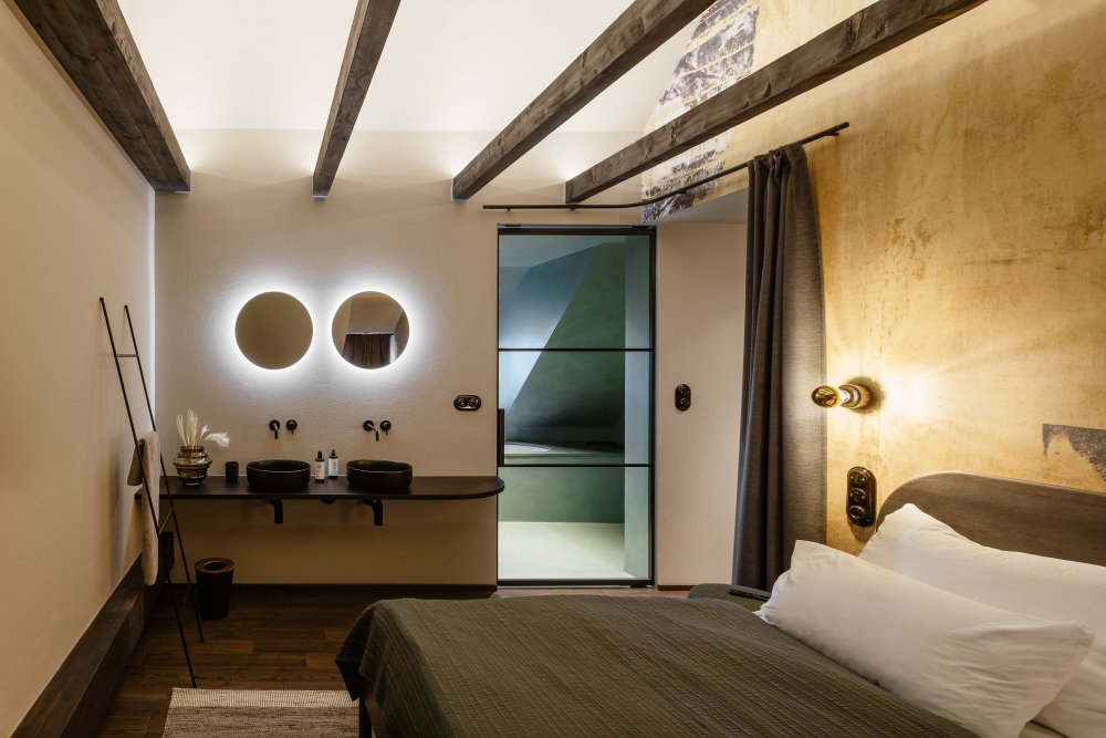 Na břehu Vltavy v Českém Krumlově vznikl penzion, který se nesnaží ohromit prvoplánovým luxusem ani turistickým kýčem. Clementine House prošel rekonstrukcí za 25 milionů korun a proměnil staré hospodářské stavení v klidný dům pro hosty, kde hlavní roli hrají umění, poctivé materiály, výhledy na řeku a atmosféra zpomalení.