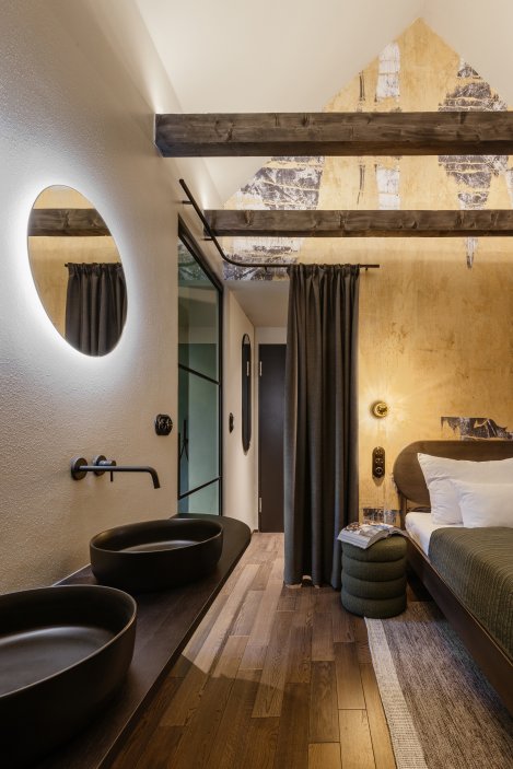 Na břehu Vltavy v Českém Krumlově vznikl penzion, který se nesnaží ohromit prvoplánovým luxusem ani turistickým kýčem. Clementine House prošel rekonstrukcí za 25 milionů korun a proměnil staré hospodářské stavení v klidný dům pro hosty, kde hlavní roli hrají umění, poctivé materiály, výhledy na řeku a atmosféra zpomalení.