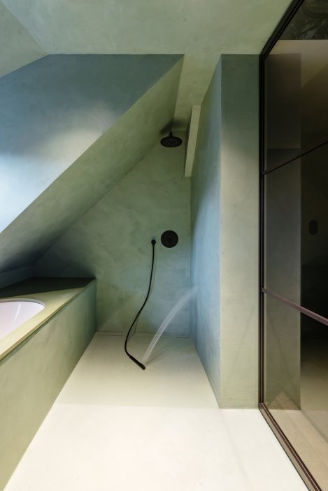 Na břehu Vltavy v Českém Krumlově vznikl penzion, který se nesnaží ohromit prvoplánovým luxusem ani turistickým kýčem. Clementine House prošel rekonstrukcí za 25 milionů korun a proměnil staré hospodářské stavení v klidný dům pro hosty, kde hlavní roli hrají umění, poctivé materiály, výhledy na řeku a atmosféra zpomalení.