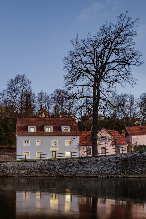 Na břehu Vltavy v Českém Krumlově vznikl penzion, který se nesnaží ohromit prvoplánovým luxusem ani turistickým kýčem. Clementine House prošel rekonstrukcí za 25 milionů korun a proměnil staré hospodářské stavení v klidný dům pro hosty, kde hlavní roli hrají umění, poctivé materiály, výhledy na řeku a atmosféra zpomalení.