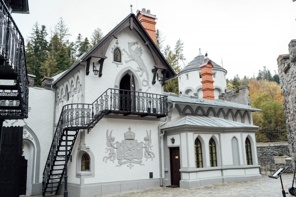 Hrad Kunzov prošel proměnou, které se jen těžko věří. Z chátrající památky s propadlými střechami vzniklo po náročné rekonstrukci výjimečné místo pro pobyt, gastronomii, wellness i svatby. Na obnově se podílelo více než 150 řemeslníků, vznikaly repliky podle historických předloh, střešní břidlice se vyráběla v Itálii a restaurováním prošly původní dveře, kliky, kování, sochy i cimbuří. Prohlédněte si, jak dnes vypadá hrad, který majitelé zachránili za vyšší desítky milionů korun.