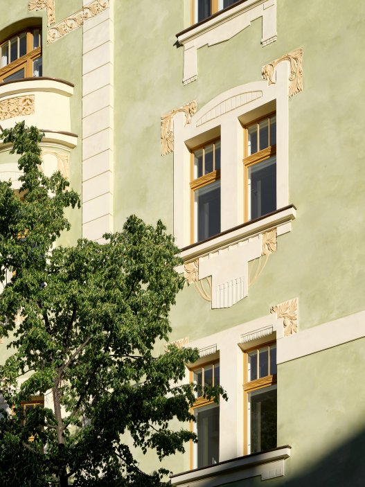 Za historickými fasádami vinohradských činžáků vzniká bydlení, které má technicky blíž k novostavbě než k běžné rekonstrukci. Signature Living obnovuje celé secesní domy včetně statiky, stropů, rozvodů, výtahů, akustiky i společných prostor. Prohlédněte si, jak se staré pražské domy mění v prémiové rezidence, které spojují atmosféru Vinohrad se současným standardem bydlení.