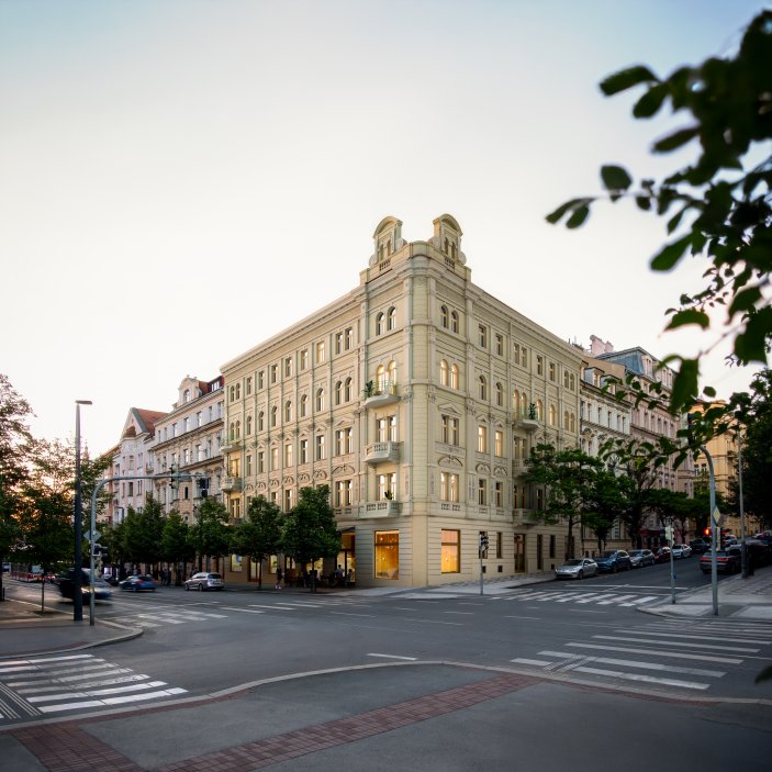 Za historickými fasádami vinohradských činžáků vzniká bydlení, které má technicky blíž k novostavbě než k běžné rekonstrukci. Signature Living obnovuje celé secesní domy včetně statiky, stropů, rozvodů, výtahů, akustiky i společných prostor. Prohlédněte si, jak se staré pražské domy mění v prémiové rezidence, které spojují atmosféru Vinohrad se současným standardem bydlení.