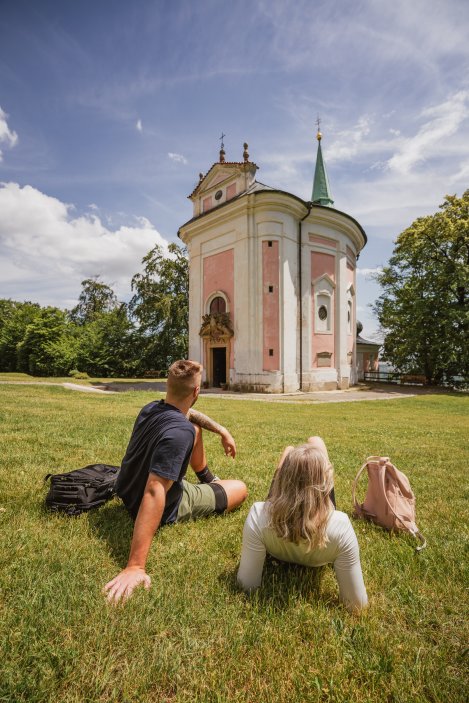 Prohlédněte si Brdy a Podbrdsko, krajinu hlubokých lesů, tichých hřebenů, romantických zámků, hornických příběhů i výletů k vodě. Region bývalého vojenského prostoru nabízí pěší a cyklistické trasy, poutní místa, výhledy, Slapy, Orlík i zastávky spojené s Karlem Čapkem, Antonínem Dvořákem nebo Janem Jakubem Rybou.