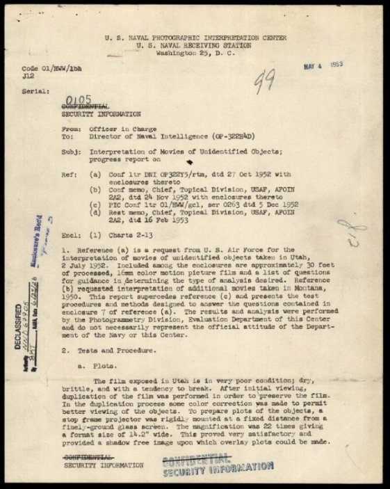 Spis obsahující memorandum z roku 1953 týkající se hodnocení filmu údajně zobrazujícího neidentifikované objekty ve vzduchu Americkým námořním fotografickým interpretačním centrem.
