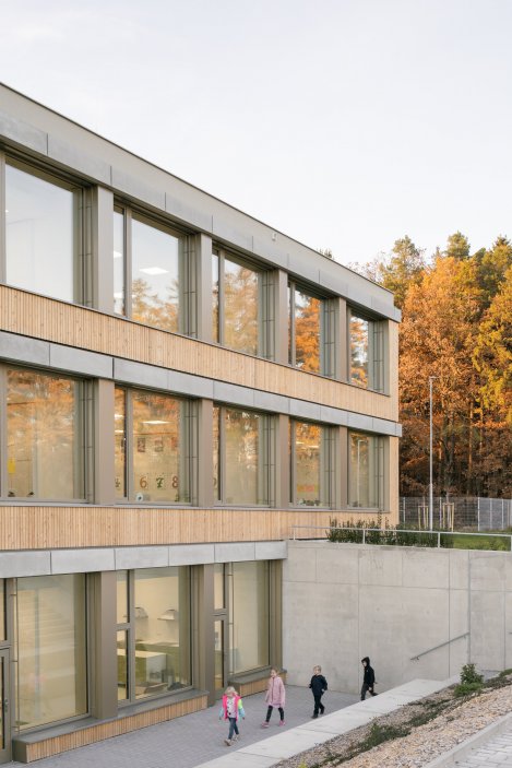 Svazková škola LOŠBATES v Louňovicích ukazuje, že kvalitní architektura nemusí být výsadou velkých měst. Nová školní budova vznikla jako odpověď na rostoucí potřebu vzdělávacích kapacit v menších obcích v zázemí Prahy. Nejde jen o další školu, ale o veřejnou stavbu, která dětem nabízí současné prostředí pro učení a obcím dává nový společný bod.