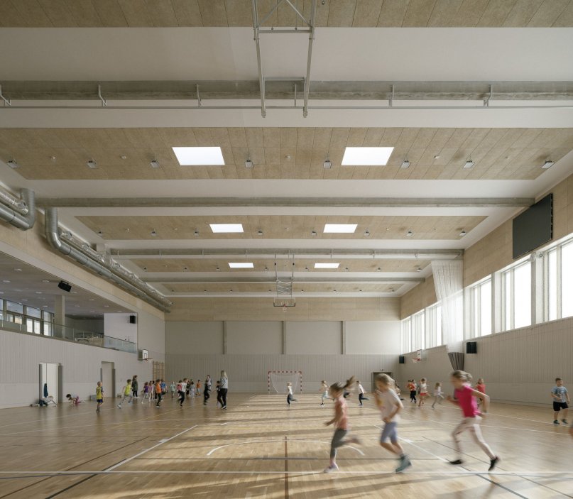 Svazková škola LOŠBATES v Louňovicích ukazuje, že kvalitní architektura nemusí být výsadou velkých měst. Nová školní budova vznikla jako odpověď na rostoucí potřebu vzdělávacích kapacit v menších obcích v zázemí Prahy. Nejde jen o další školu, ale o veřejnou stavbu, která dětem nabízí současné prostředí pro učení a obcím dává nový společný bod.
