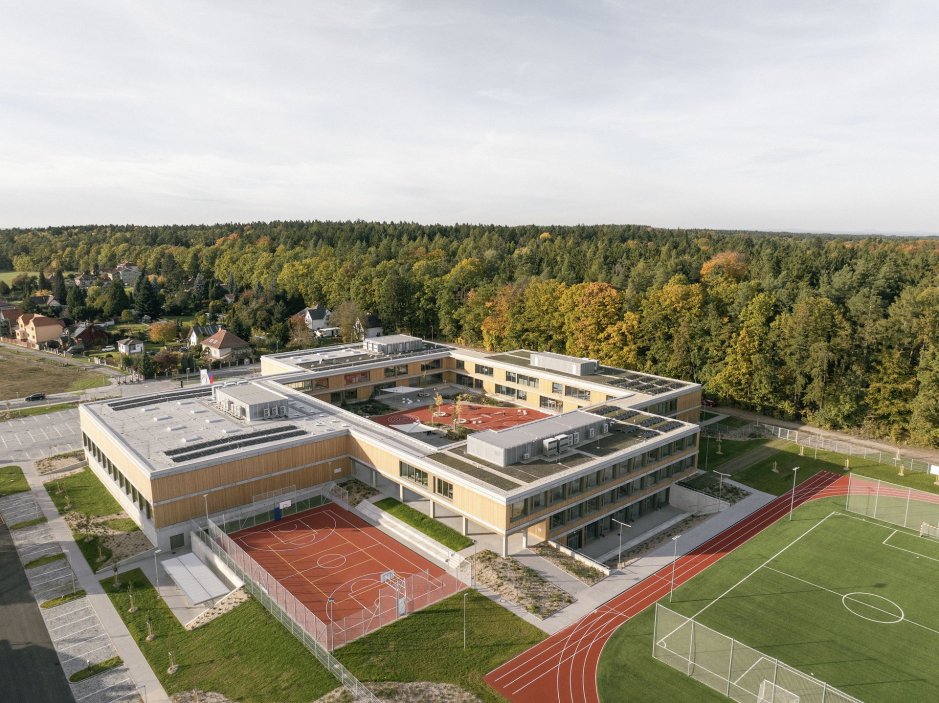Svazková škola LOŠBATES v Louňovicích ukazuje, že kvalitní architektura nemusí být výsadou velkých měst. Nová školní budova vznikla jako odpověď na rostoucí potřebu vzdělávacích kapacit v menších obcích v zázemí Prahy. Nejde jen o další školu, ale o veřejnou stavbu, která dětem nabízí současné prostředí pro učení a obcím dává nový společný bod.