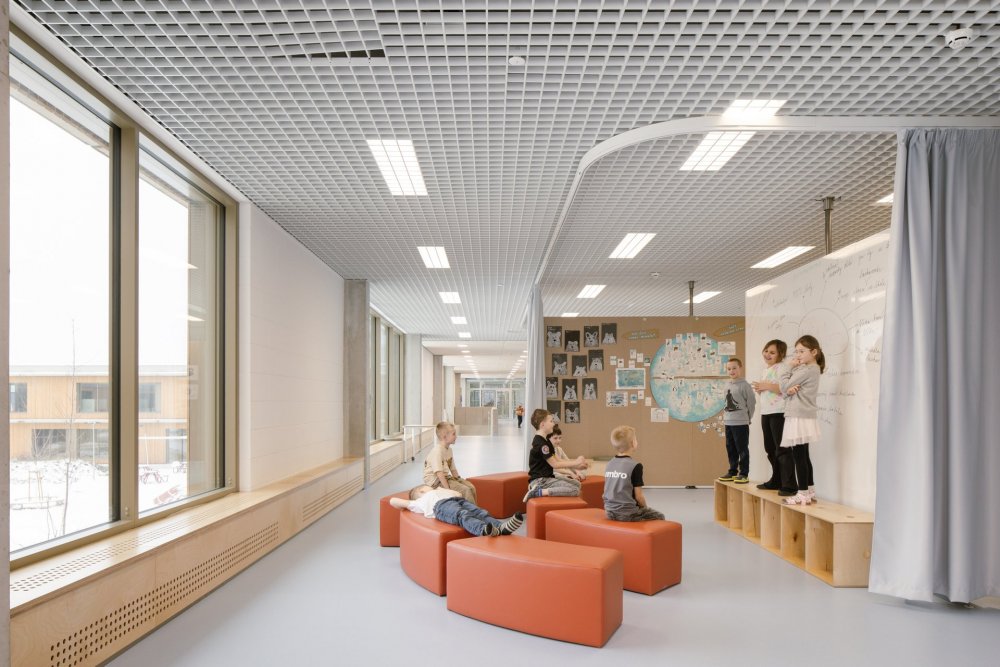 Svazková škola LOŠBATES v Louňovicích ukazuje, že kvalitní architektura nemusí být výsadou velkých měst. Nová školní budova vznikla jako odpověď na rostoucí potřebu vzdělávacích kapacit v menších obcích v zázemí Prahy. Nejde jen o další školu, ale o veřejnou stavbu, která dětem nabízí současné prostředí pro učení a obcím dává nový společný bod.