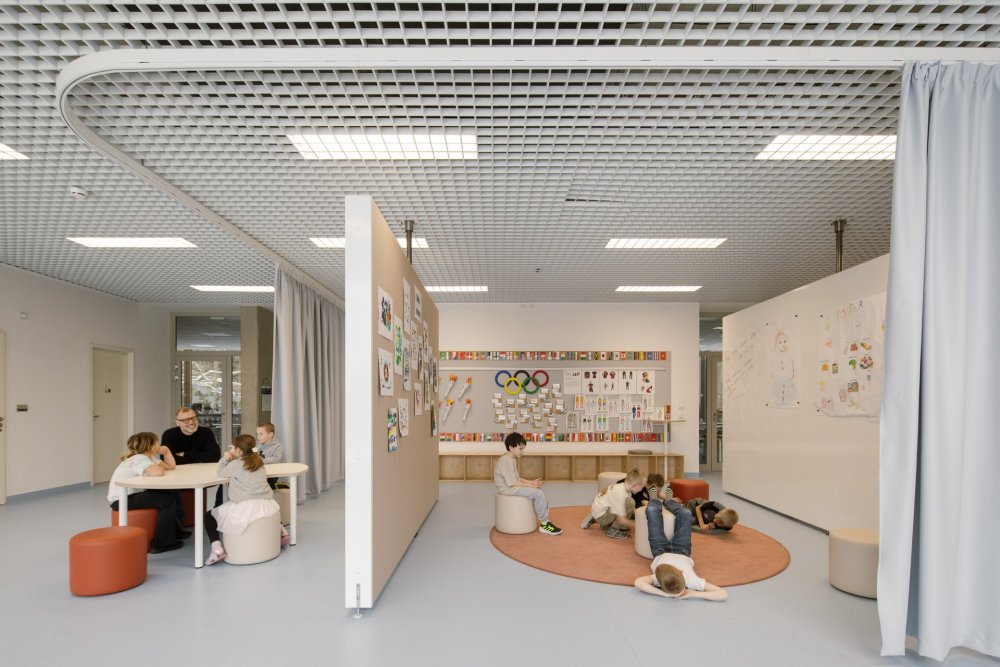 Svazková škola LOŠBATES v Louňovicích ukazuje, že kvalitní architektura nemusí být výsadou velkých měst. Nová školní budova vznikla jako odpověď na rostoucí potřebu vzdělávacích kapacit v menších obcích v zázemí Prahy. Nejde jen o další školu, ale o veřejnou stavbu, která dětem nabízí současné prostředí pro učení a obcím dává nový společný bod.
