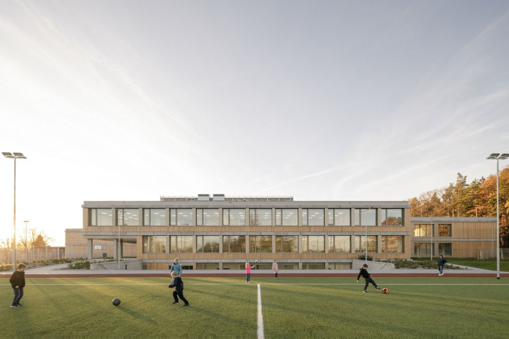 Svazková škola LOŠBATES v Louňovicích ukazuje, že kvalitní architektura nemusí být výsadou velkých měst. Nová školní budova vznikla jako odpověď na rostoucí potřebu vzdělávacích kapacit v menších obcích v zázemí Prahy. Nejde jen o další školu, ale o veřejnou stavbu, která dětem nabízí současné prostředí pro učení a obcím dává nový společný bod.