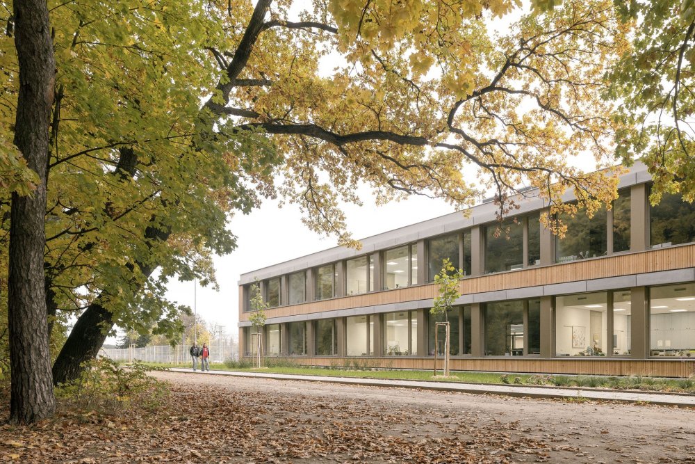 Svazková škola LOŠBATES v Louňovicích ukazuje, že kvalitní architektura nemusí být výsadou velkých měst. Nová školní budova vznikla jako odpověď na rostoucí potřebu vzdělávacích kapacit v menších obcích v zázemí Prahy. Nejde jen o další školu, ale o veřejnou stavbu, která dětem nabízí současné prostředí pro učení a obcím dává nový společný bod.