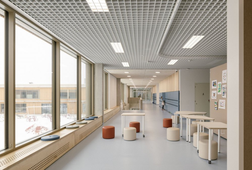 Svazková škola LOŠBATES v Louňovicích ukazuje, že kvalitní architektura nemusí být výsadou velkých měst. Nová školní budova vznikla jako odpověď na rostoucí potřebu vzdělávacích kapacit v menších obcích v zázemí Prahy. Nejde jen o další školu, ale o veřejnou stavbu, která dětem nabízí současné prostředí pro učení a obcím dává nový společný bod.