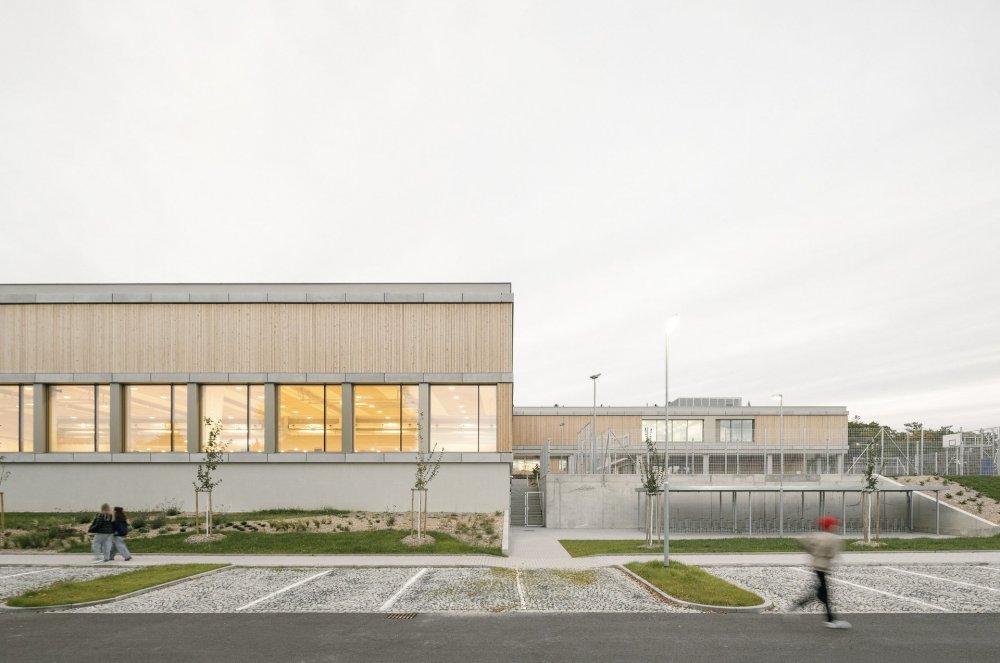 Svazková škola LOŠBATES v Louňovicích ukazuje, že kvalitní architektura nemusí být výsadou velkých měst. Nová školní budova vznikla jako odpověď na rostoucí potřebu vzdělávacích kapacit v menších obcích v zázemí Prahy. Nejde jen o další školu, ale o veřejnou stavbu, která dětem nabízí současné prostředí pro učení a obcím dává nový společný bod.