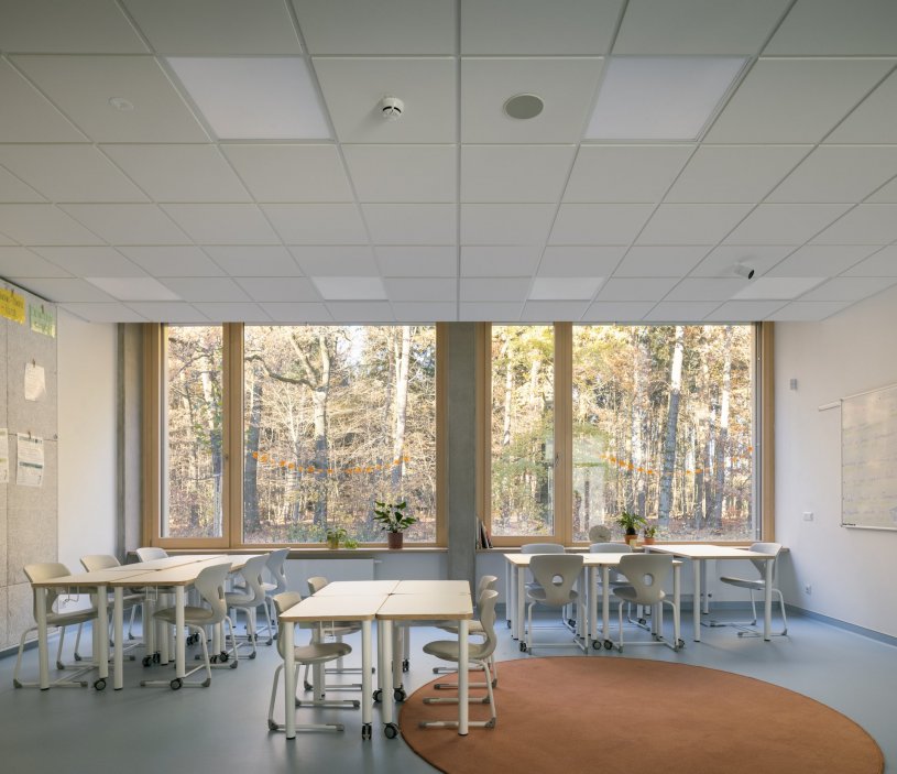 Svazková škola LOŠBATES v Louňovicích ukazuje, že kvalitní architektura nemusí být výsadou velkých měst. Nová školní budova vznikla jako odpověď na rostoucí potřebu vzdělávacích kapacit v menších obcích v zázemí Prahy. Nejde jen o další školu, ale o veřejnou stavbu, která dětem nabízí současné prostředí pro učení a obcím dává nový společný bod.