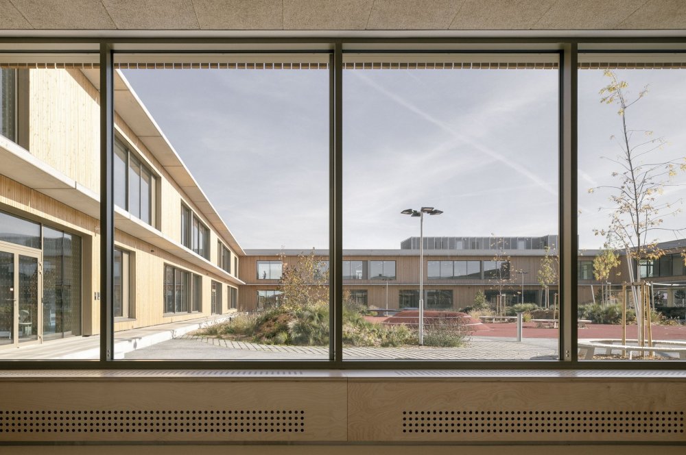 Svazková škola LOŠBATES v Louňovicích ukazuje, že kvalitní architektura nemusí být výsadou velkých měst. Nová školní budova vznikla jako odpověď na rostoucí potřebu vzdělávacích kapacit v menších obcích v zázemí Prahy. Nejde jen o další školu, ale o veřejnou stavbu, která dětem nabízí současné prostředí pro učení a obcím dává nový společný bod.