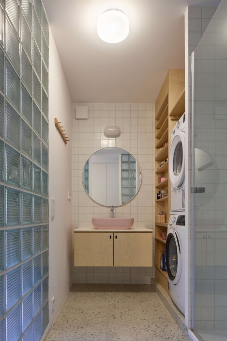 Jedním z nejvýraznějších prvků rekonstrukce je koupelna z luxfer, která přivádí denní světlo až do středu dispozice.