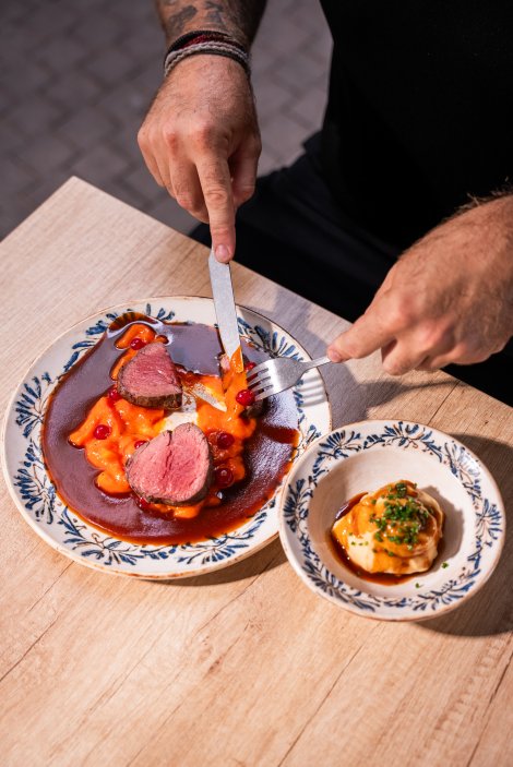 Medailonky z hovězí svíčkové pečená paprika, rybíz, karamelizovaný celer