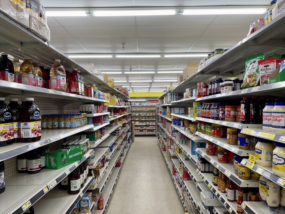 Poloprázdné regály v Dollar General.