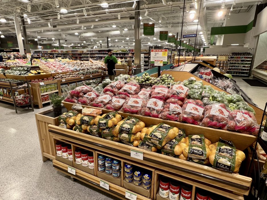 V průměrných supermarketech jsou regály zatím plné.