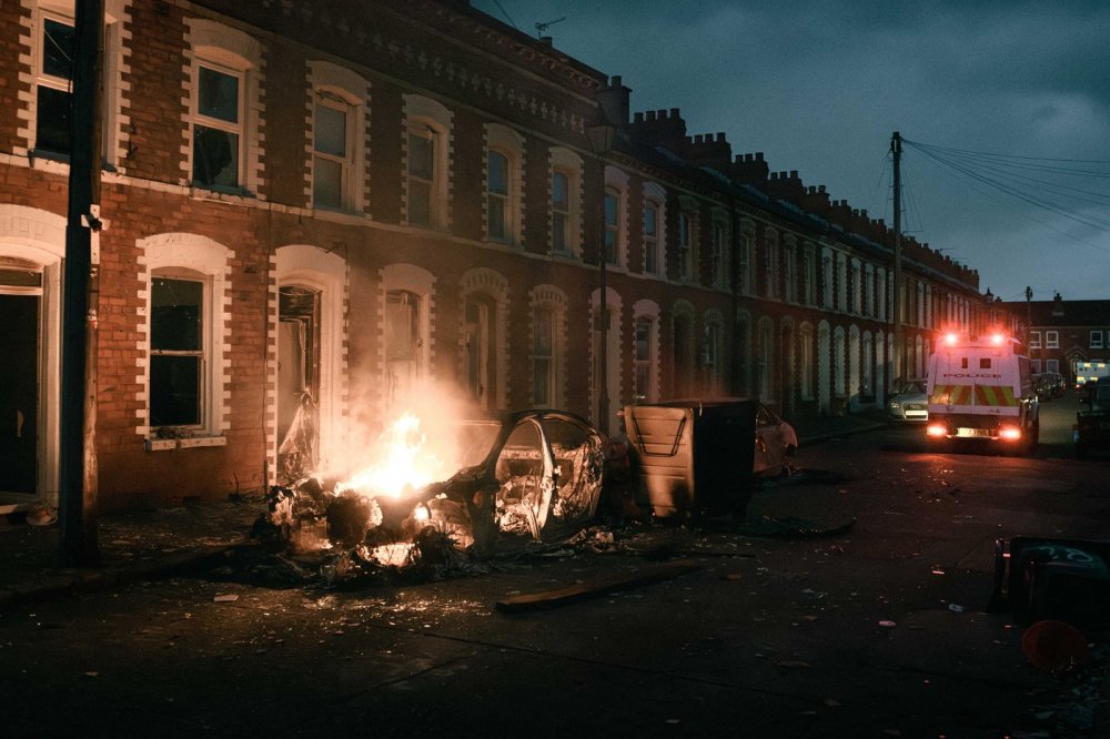 "Nic nemůže ospravedlnit násilí a nepokoje, kterých jsme byli svědky v Belfastu a které ohrožují naše komunity, ani jednání těch, kteří je podněcovali na internetu či jinde," uvedl v červnu dnes již bývalý britský premiér Keir Starmer.