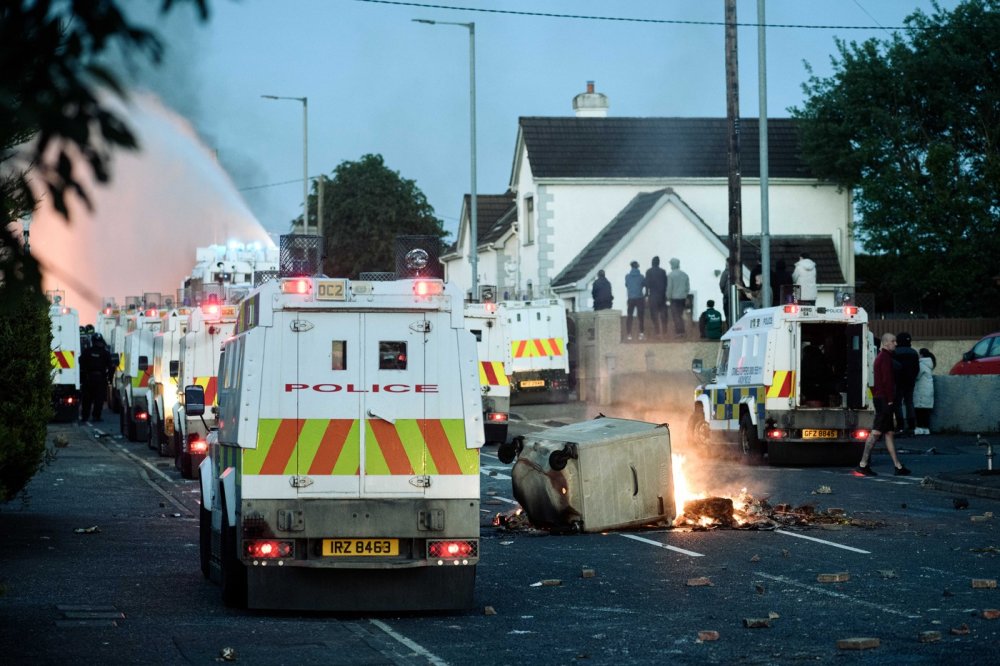 "Nic nemůže ospravedlnit násilí a nepokoje, kterých jsme byli svědky v Belfastu a které ohrožují naše komunity, ani jednání těch, kteří je podněcovali na internetu či jinde," uvedl v červnu dnes již bývalý britský premiér Keir Starmer.