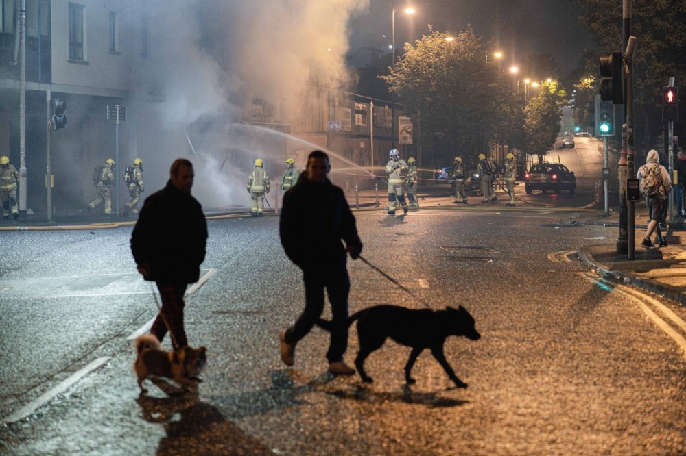 "Nic nemůže ospravedlnit násilí a nepokoje, kterých jsme byli svědky v Belfastu a které ohrožují naše komunity, ani jednání těch, kteří je podněcovali na internetu či jinde," uvedl v červnu dnes již bývalý britský premiér Keir Starmer.