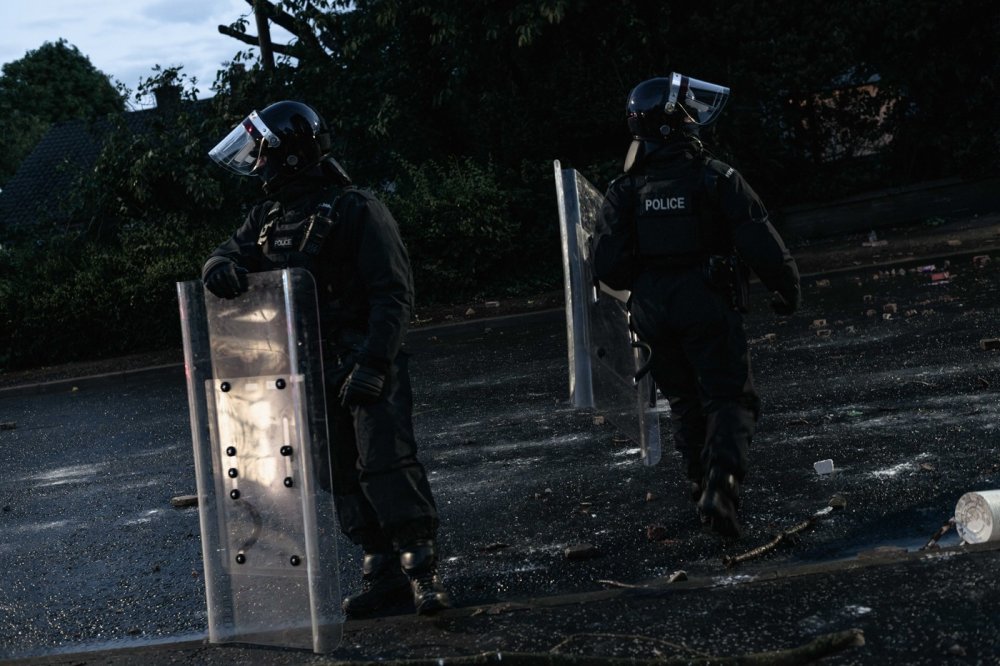 "Nic nemůže ospravedlnit násilí a nepokoje, kterých jsme byli svědky v Belfastu a které ohrožují naše komunity, ani jednání těch, kteří je podněcovali na internetu či jinde," uvedl v červnu dnes již bývalý britský premiér Keir Starmer.