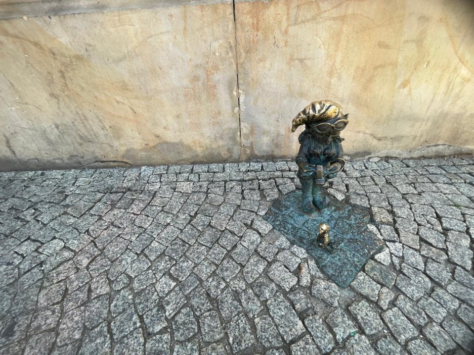 Vratislav díky trpaslíkům získala turistickou atrakci bez jediné budovy, otevírací doby i vstupného. Rozprostírá se prakticky po celém městě a návštěvníky nenápadně vede od hlavního náměstí ke kavárnám, hotelům, obchodům, institucím i do méně známých ulic