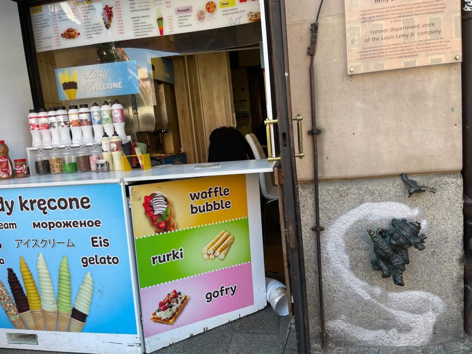 Vratislav díky trpaslíkům získala turistickou atrakci bez jediné budovy, otevírací doby i vstupného. Rozprostírá se prakticky po celém městě a návštěvníky nenápadně vede od hlavního náměstí ke kavárnám, hotelům, obchodům, institucím i do méně známých ulic