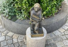 Vratislav díky trpaslíkům získala turistickou atrakci bez jediné budovy, otevírací doby i vstupného. Rozprostírá se prakticky po celém městě a návštěvníky nenápadně vede od hlavního náměstí ke kavárnám, hotelům, obchodům, institucím i do méně známých ulic