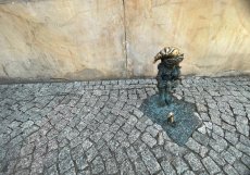 Vratislav díky trpaslíkům získala turistickou atrakci bez jediné budovy, otevírací doby i vstupného. Rozprostírá se prakticky po celém městě a návštěvníky nenápadně vede od hlavního náměstí ke kavárnám, hotelům, obchodům, institucím i do méně známých ulic